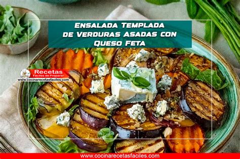 Plato de verduras asadas con queso feta y hierbas frescas