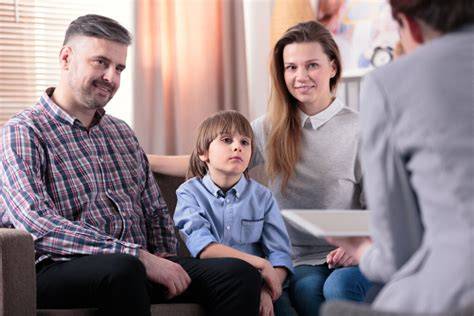 Terapeuta infantil conversando con padres e hijo