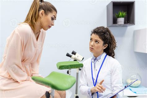Foto de mujer en consulta médica hablando con el ginecólogo