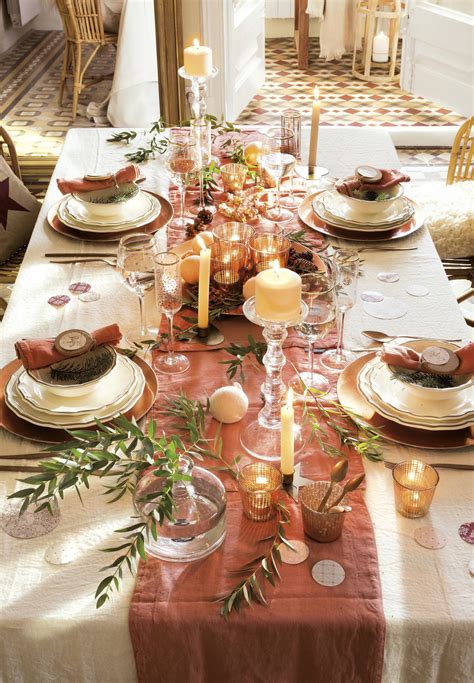 Foto de una mesa de Navidad decorada con un mantel de JYSK y adornos festivos