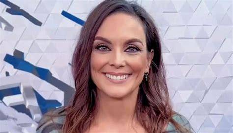 Fotografía de Mónica Carrillo en sus inicios en televisión