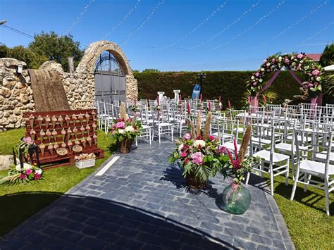 fotografía de un jardín decorado para un evento infantil con guirnaldas y flores