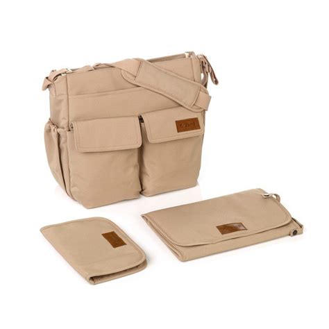 Foto de un bolso cambiador Jané Mama Bag en color negro, abierto mostrando compartimentos internos