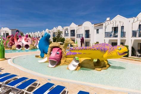 Interior de un hotel familiar con club infantil en Menorca