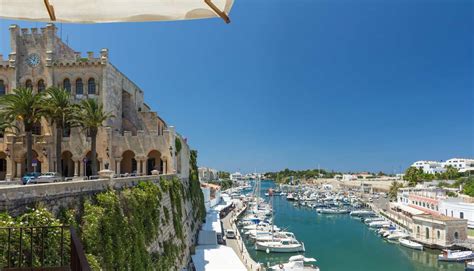 El puerto antiguo de Ciutadella con barcos y edificios históricos