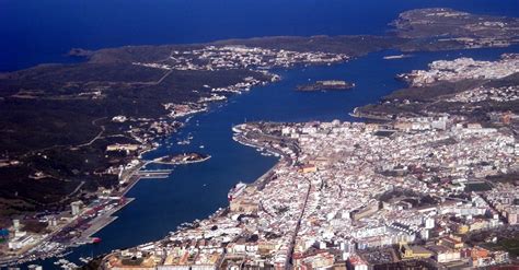 Vista panorámica del puerto natural de Mahón