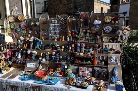 Puesto de artesanía local en un mercadillo de Menorca