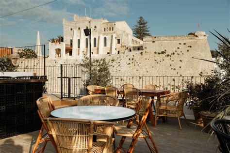 Terraza de restaurante con vistas al puerto en Ciutadella