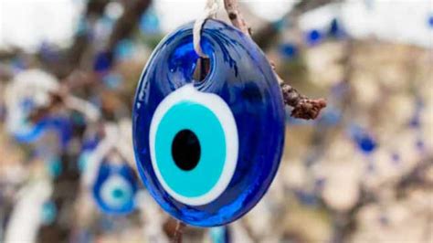 Ojo turco protegiendo la entrada de un negocio en Turquía