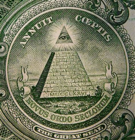 El ojo ocular sobre la pirámide en el reverso del billete de un dólar de EE.UU.