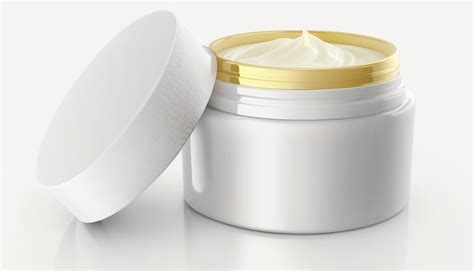 Fotografía de un tarro de crema antiestrías con textura sedosa.