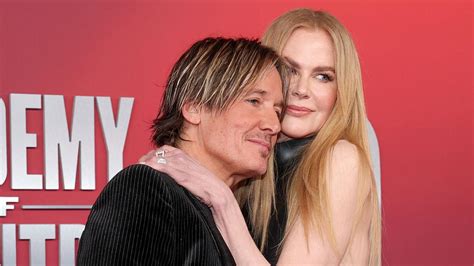 Fotografía de la actriz Nicole Kidman junto a Keith Urban en un evento oficial, reflejando su vida familiar y profesional.