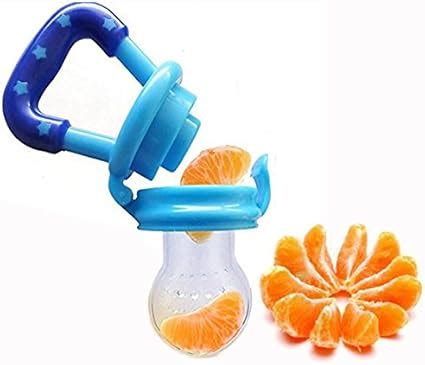 Imagen de un bebé usando un chupete mordedor de fruta con una pera