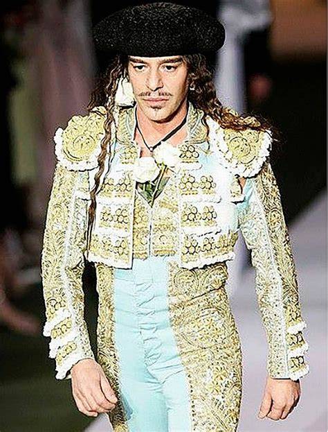John Galliano durante una de sus primeras colecciones en Londres, mostrando su estilo vanguardista