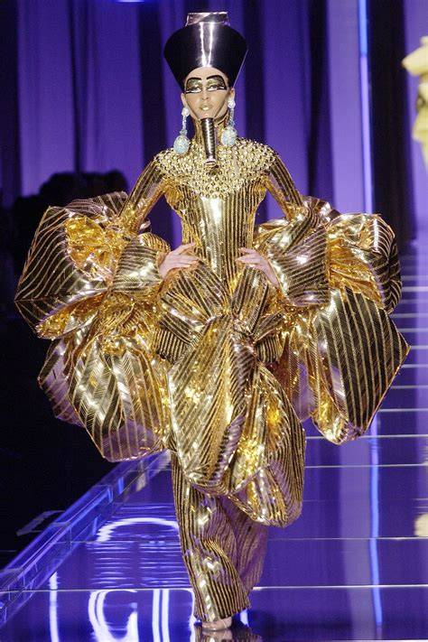 Diseño de alta costura de John Galliano para Christian Dior, destacando su dominio técnico y teatralidad