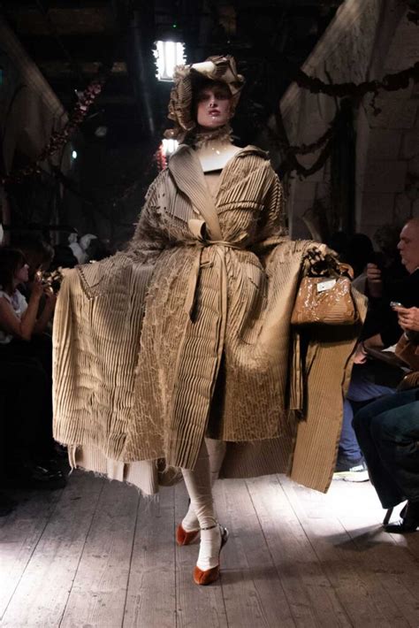 John Galliano durante un desfile de Maison Margiela, mostrando su evolución estilística