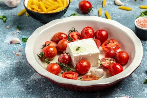 Paso a paso de la preparación de pasta con feta y tomate cherry en el horno