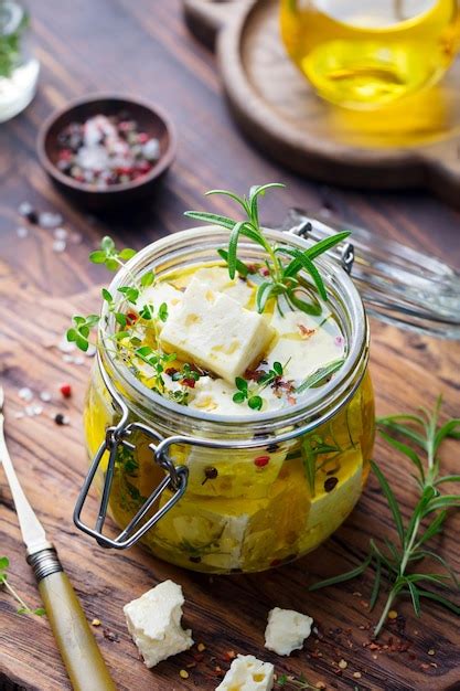 Tarro de cristal con queso feta macerado en aceite y hierbas