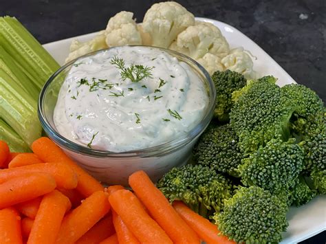 Ingredientes frescos para el dip de feta: queso, yogur, limón, hierbas, ajo, aceite