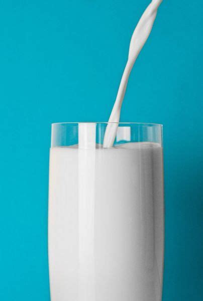 Vaso de leche tibia con descripción de nutrientes