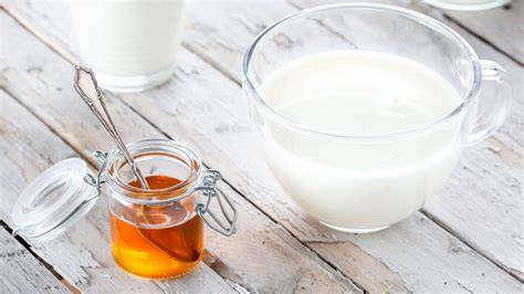 Vaso de leche con miel, con efecto relajante