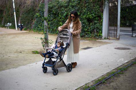 Bebé sentado cómodamente en la silla Tuc Tuc Tive durante un paseo