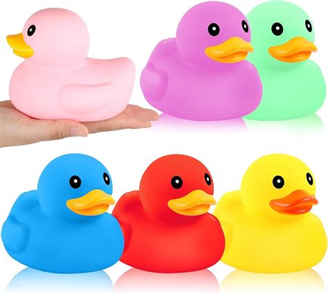 Niños manipulando patitos de goma y huevos de plástico en una actividad de conteo