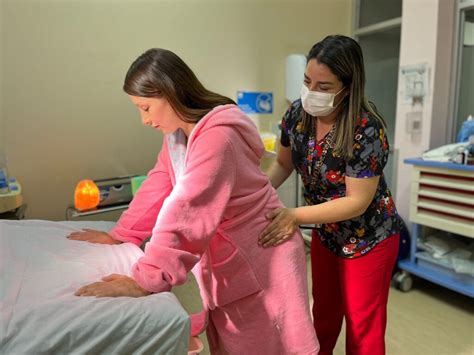 Matrona asistiendo un parto en un entorno clínico
