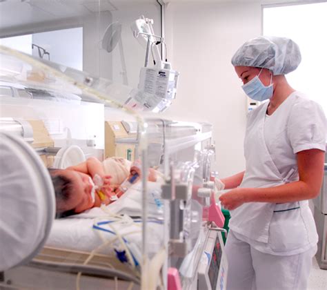 Enfermera realizando cuidados en una unidad neonatal