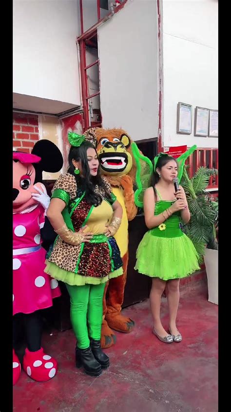 Familia celebrando el Día del Niño con sonrisas y alegría