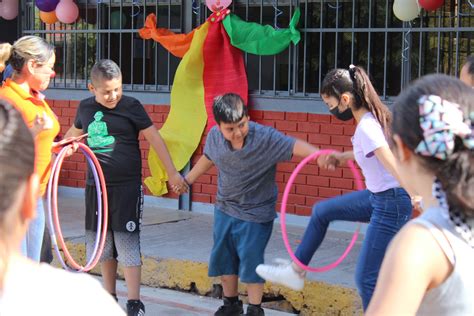Niños participando en diversas actividades creativas y recreativas