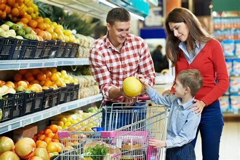 Familia comprando productos para bebé