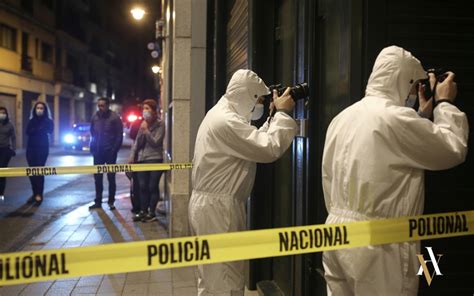 Patrulla de la Guardia Civil investigando una escena del crimen.