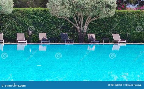 Imagen de la piscina principal del hotel con tumbonas y sombrillas.