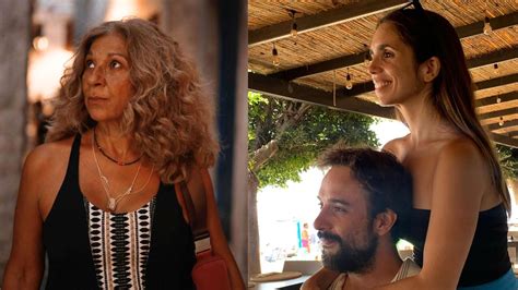 Foto de Elena Furiase y Gonzalo Sierra sonrientes con su recién nacido Noah en el hospital
