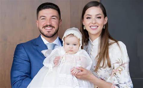 Foto de la familia Flores-Sierra reunida en el bautizo de Noah