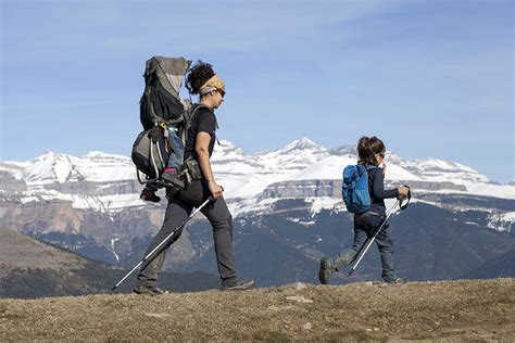 Imagen de una mochila portabebés de montaña con un niño