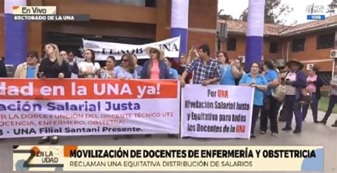 Foto de una manifestación de docentes por la equiparación salarial