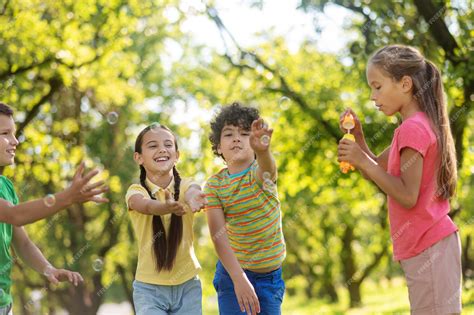 Niños de 3 años jugando con pompas de jabón en un entorno educativo