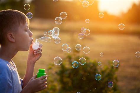 Ilustración de un niño soplando pompas de jabón, destacando el movimiento de brazos y la acción de soplar