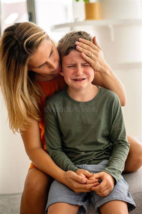 Imagen de un padre o madre consolando a un niño