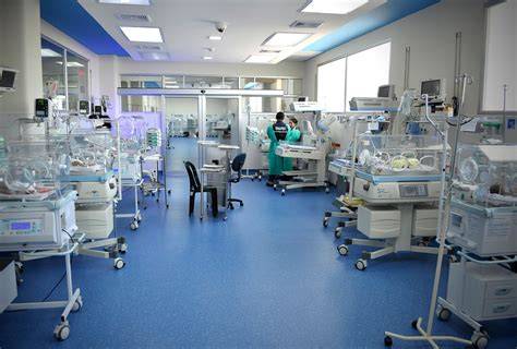 Interior de una unidad de cuidados intensivos neonatales
