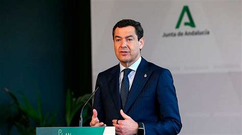 Juanma Moreno anunciando medidas fiscales para familias en Andalucía