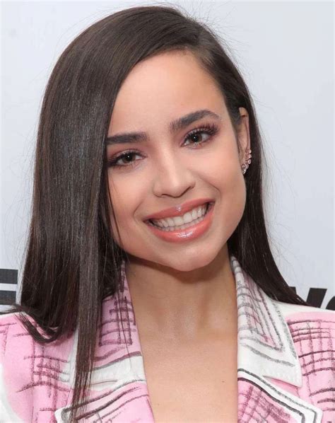 Retrato fotográfico de Sofia Carson en un evento de gala
