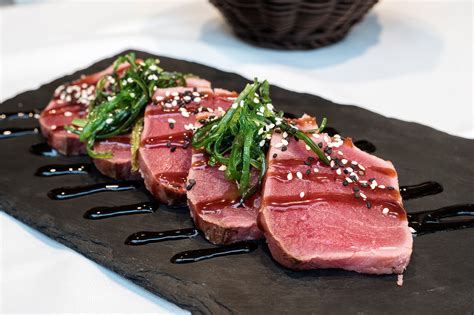 Plato de atún rojo de almadraba en un restaurante frente al mar