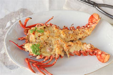 Imagen de un plato de bogavante fresco servido en una terraza frente al mar