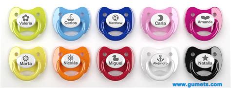 Foto de varios chupetes personalizados con diferentes nombres y diseños