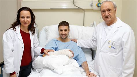 El doctor Pedro Guillén junto a sus hijas, las doctoras Marta e Isabel Guillén, en las instalaciones de la Clínica CEMTRO.