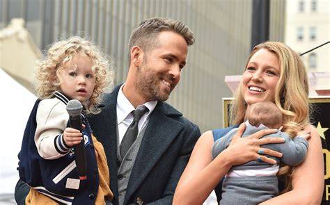 Foto familiar de Blake Lively y Ryan Reynolds con sus hijos (siluetas o espaldas para mantener privacidad)