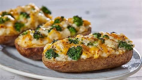 Patatas rellenas con brócoli y queso gratinado
